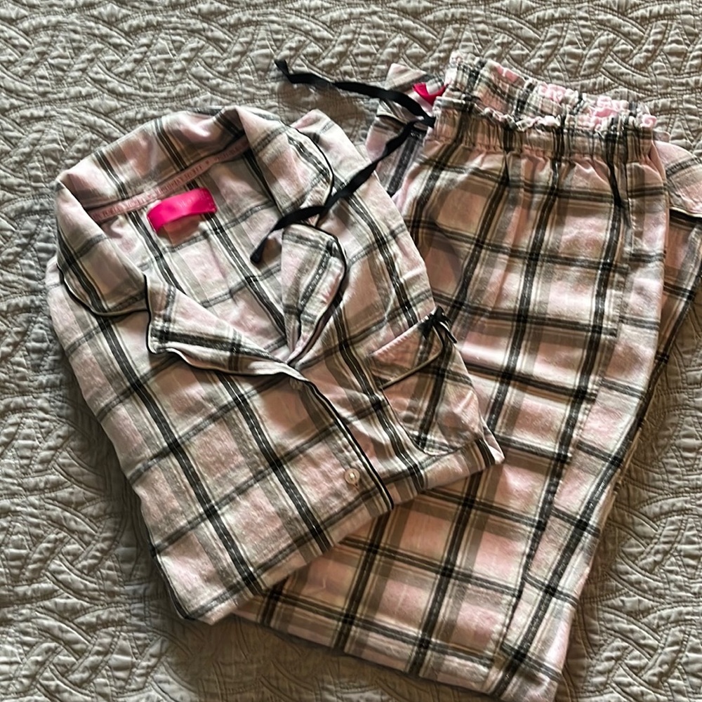 NWOT  Victoria’s Secret pajamas Size medium great condition